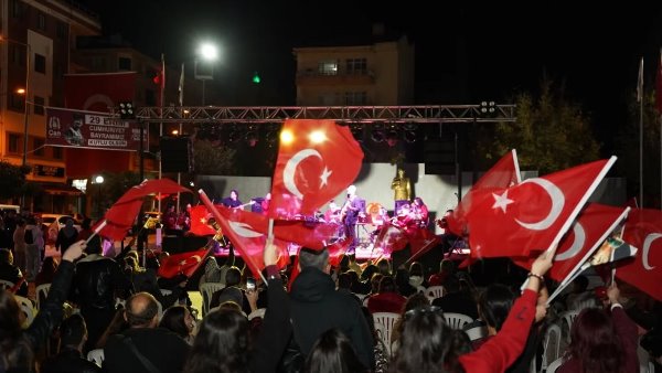 ÇAN BELEDİYESİ CUMHURİYET ÇOCUKLARI  ORKESTRASI MUHTEŞEM KONSER VERDİ.