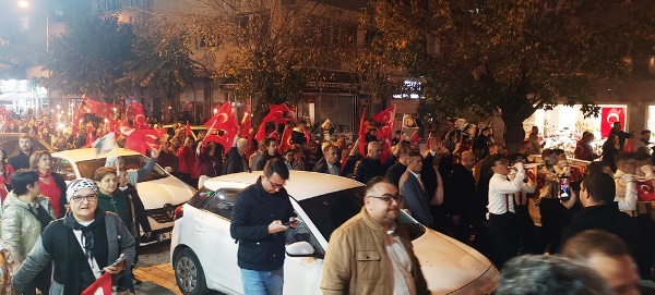 ÇAN’DA CUMHURİYET’İN 102. YILI FENER ALAYIYLA COŞKUYLA KUTLANDI