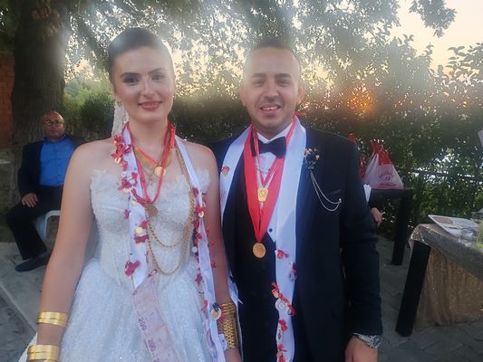 EMİNE VE MUTLU MUTLULUĞA KOŞTULAR