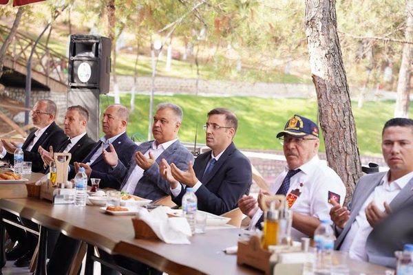 ÇAN KAYMAKAMI BÜLENT ŞİMŞEK, GAZİLER VE GAZİ AİLELERİYLE KAHVALTIDA BULUŞTU